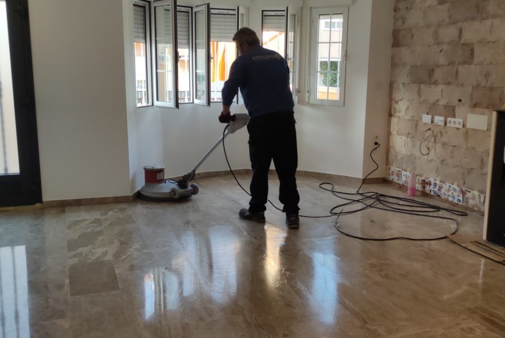 Operario puliendo suelos en vivienda VinalopoClean BENIDORM